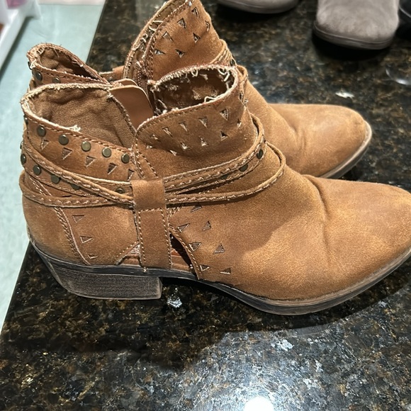 Booties 7.5 - Picture 3 of 5